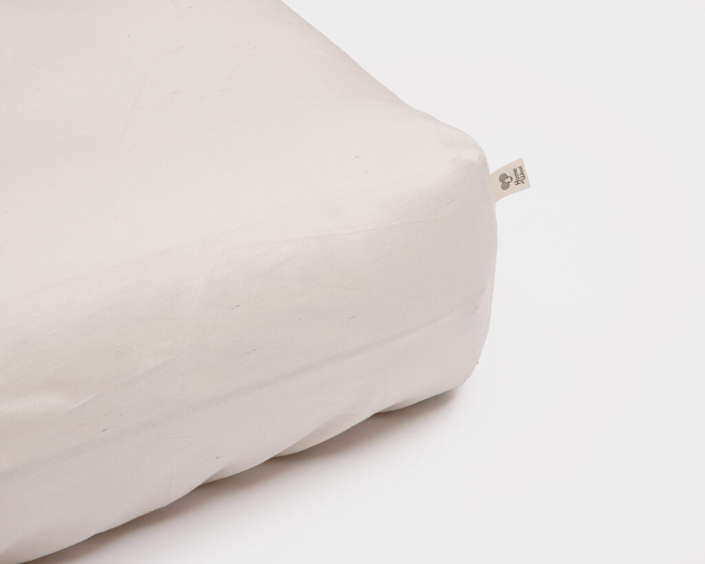 Spannbetttuch aus Seide auf einer Matratze, Draufsicht