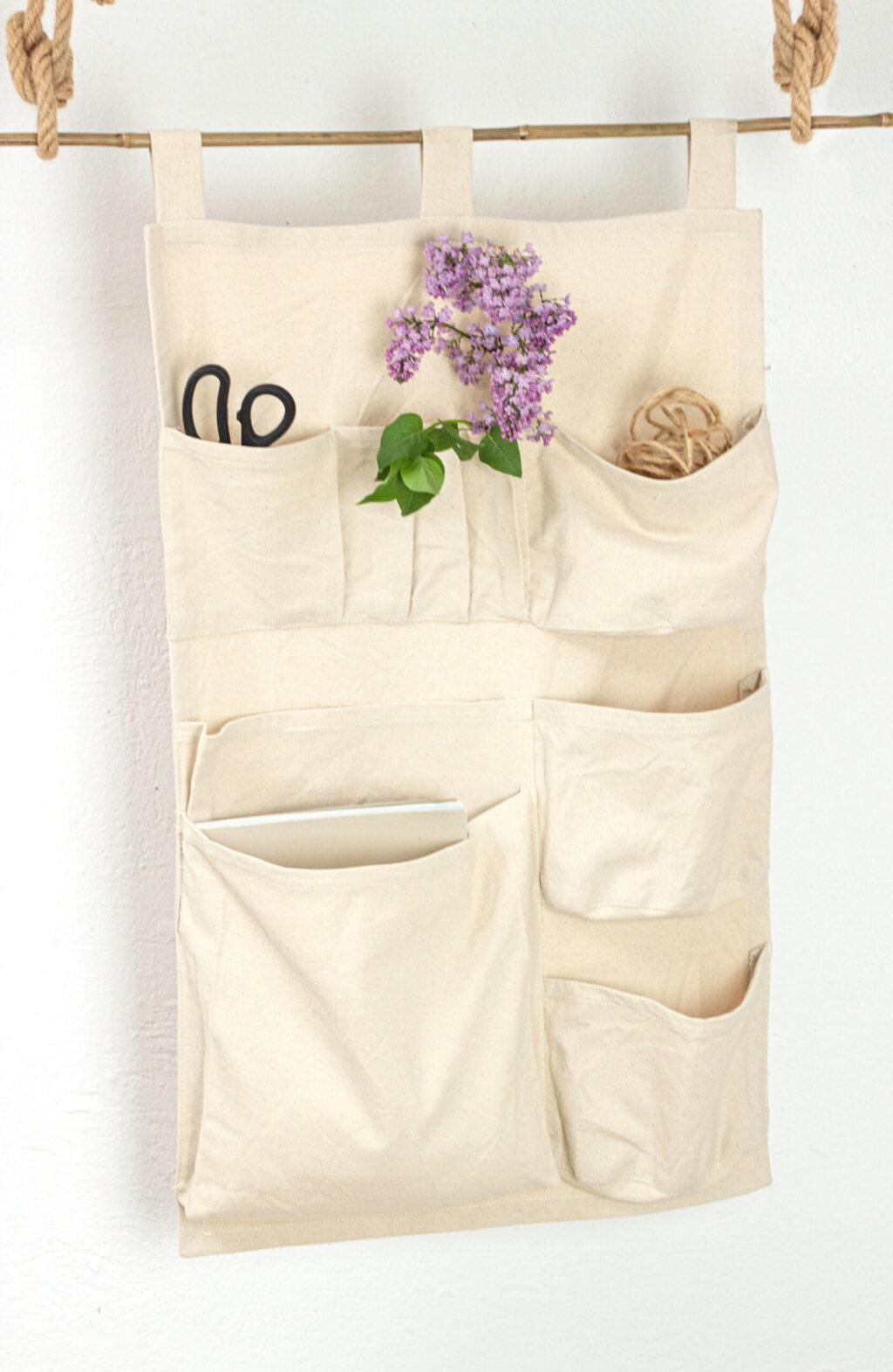 organiseur suspendu en laine avec des articles dans ses poches