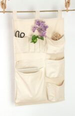 organiseur suspendu en laine avec des articles dans ses poches