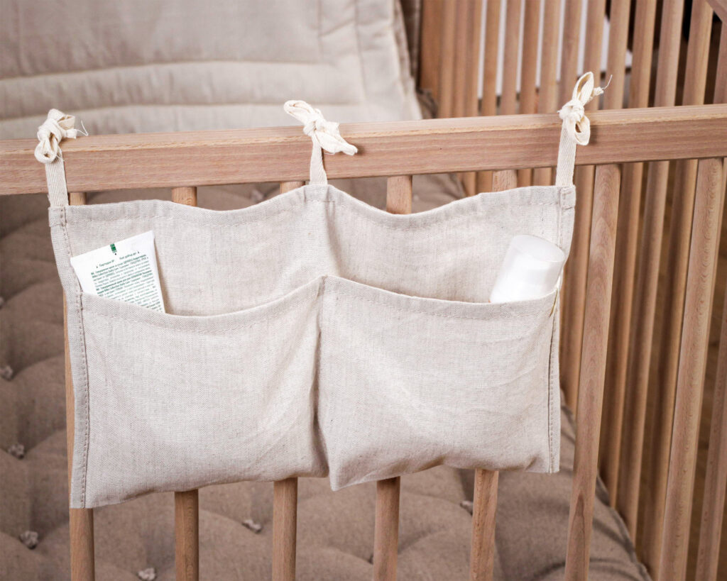 sacchetto portaoggetti in lana da appendere alla culla