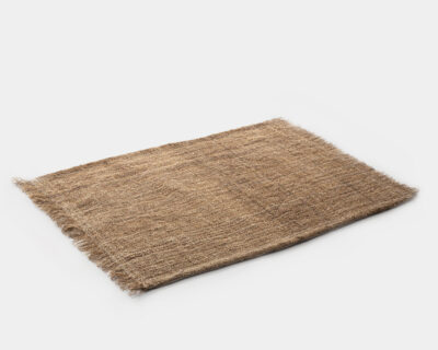 alfombra de cáñamo extendida en el suelo