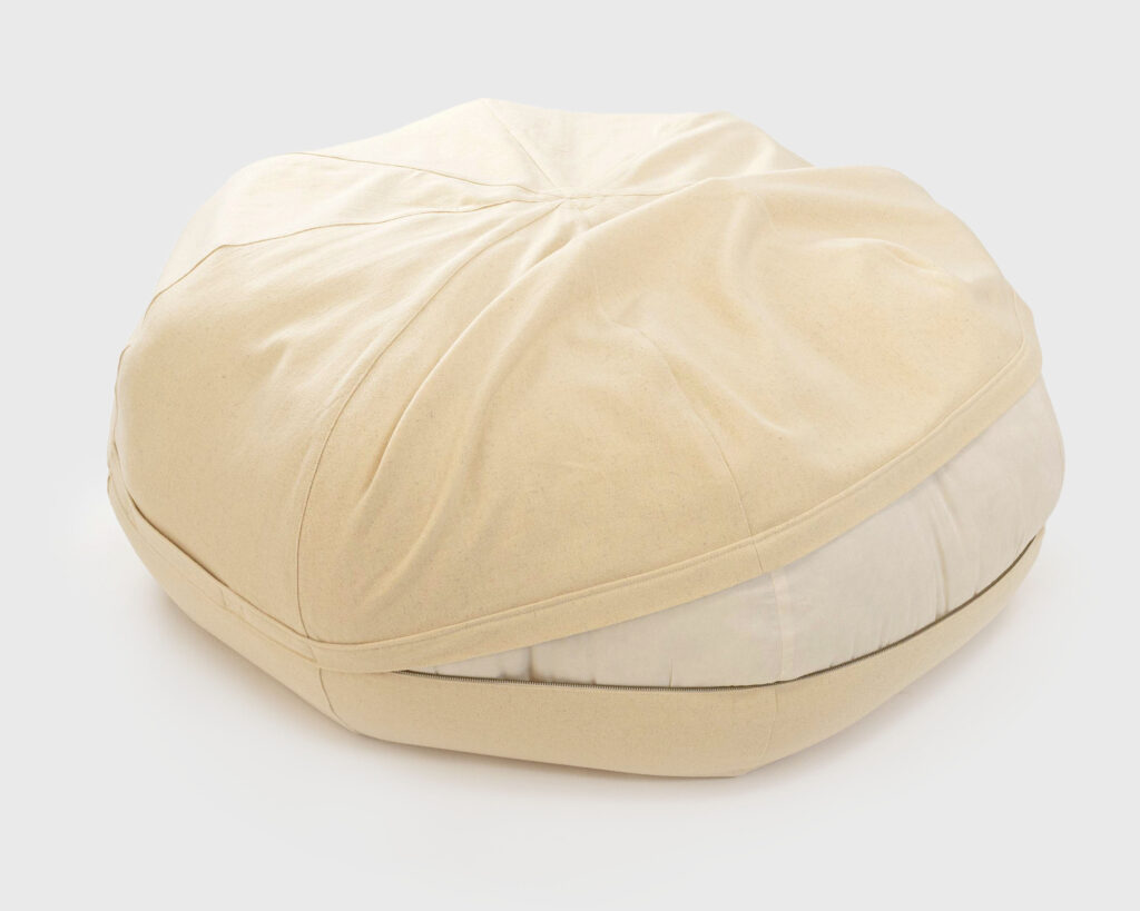 grande pouf in lana con cerniera aperta