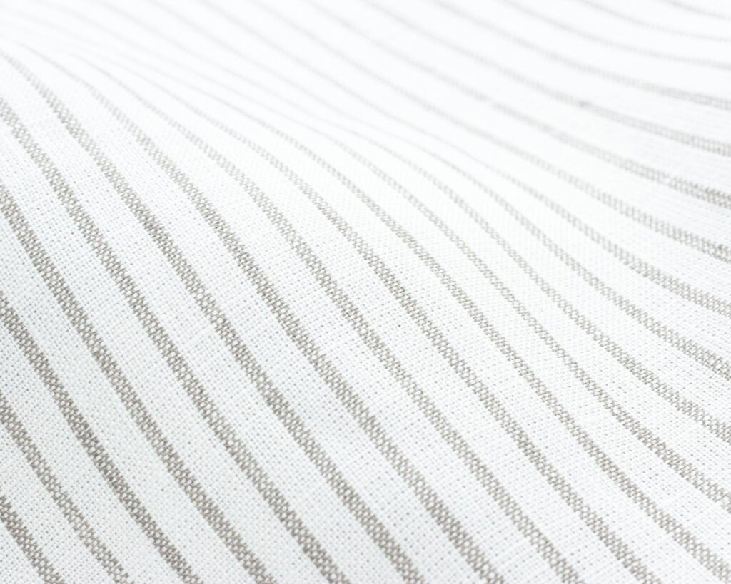 linnetøy med tynne grå striper, nærbilde
