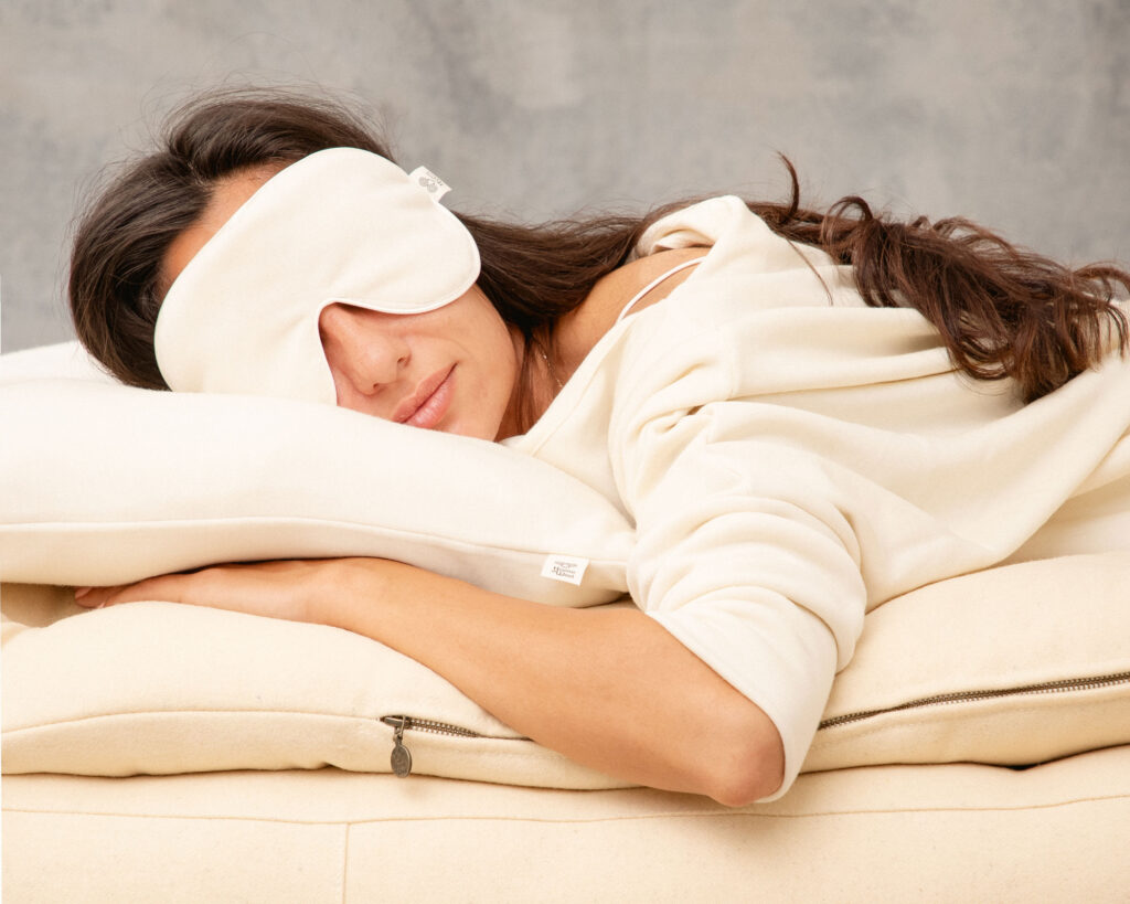 fille dormant avec un masque de sommeil en soie de mûrier