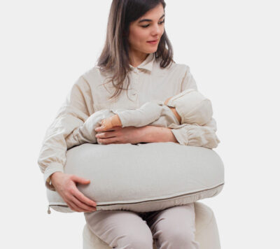 Coussin d'allaitement en laine utilisé par une mère avec son bébé