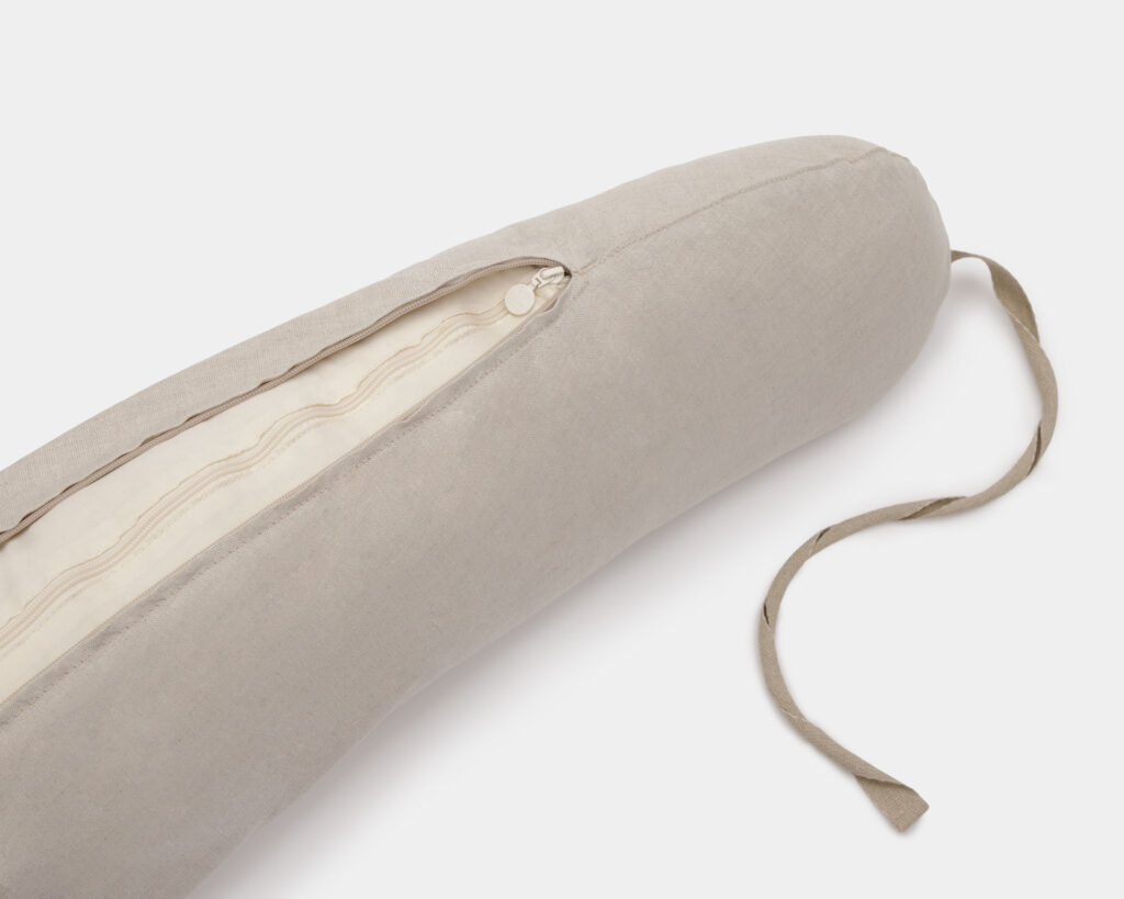 villainen imetystyyny, jossa on nauhat ja avoin vetoketju