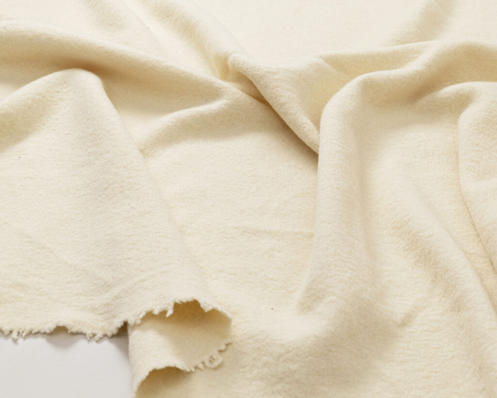 Decke aus reiner Schurwolle mit Textur und Faltenwurf