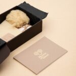 villanäytelaatikko, jossa on tuoteluettelo, villa ja kankaat.