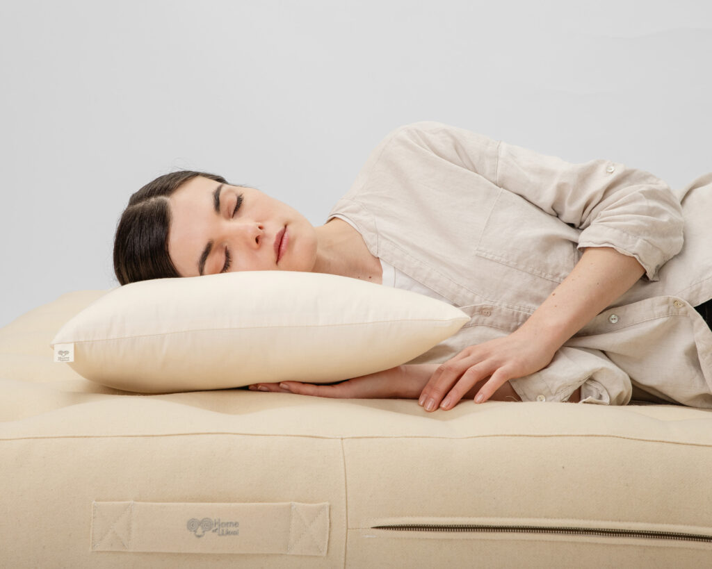 Cuscino in lana per chi dorme sul fianco, vista laterale con ragazza addormentata