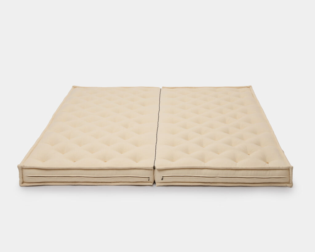 Uldsplittet madras i fuld visning, der viser begge dele samlet med lynlås