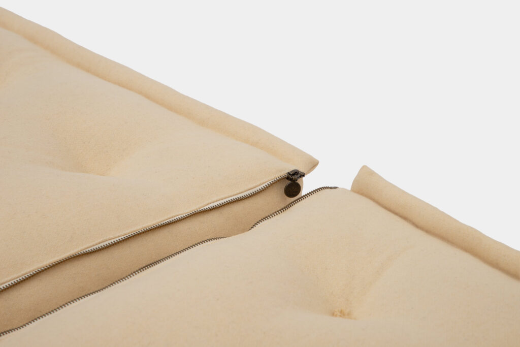 nærbillede af de udpakkede dele af en delt madras