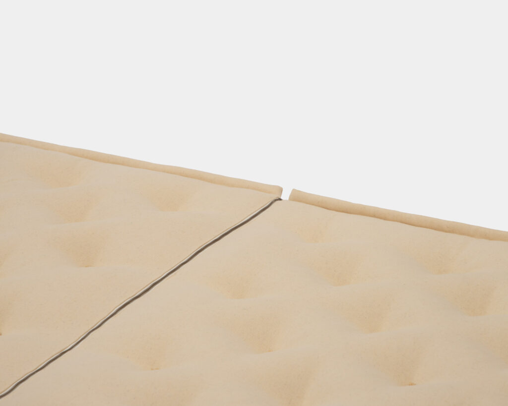 nærbillede af de to stykker uldmadras, der er sat sammen med lynlås