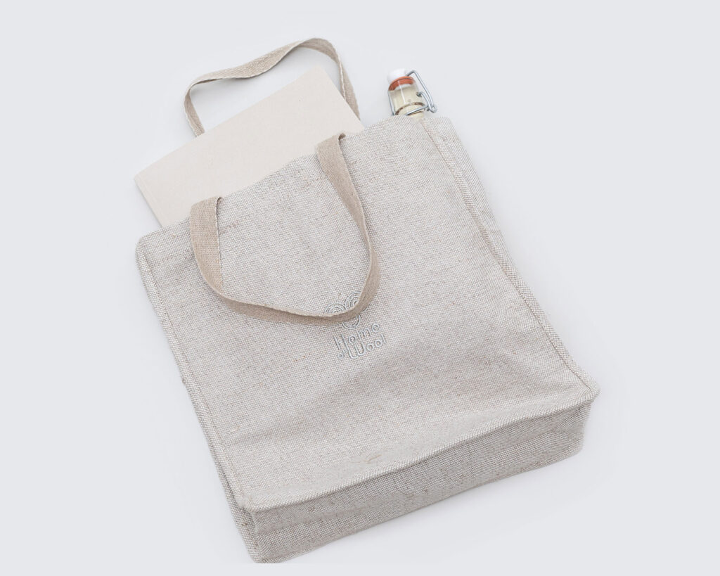 hjemme med uld-tote bag med bog og flaske