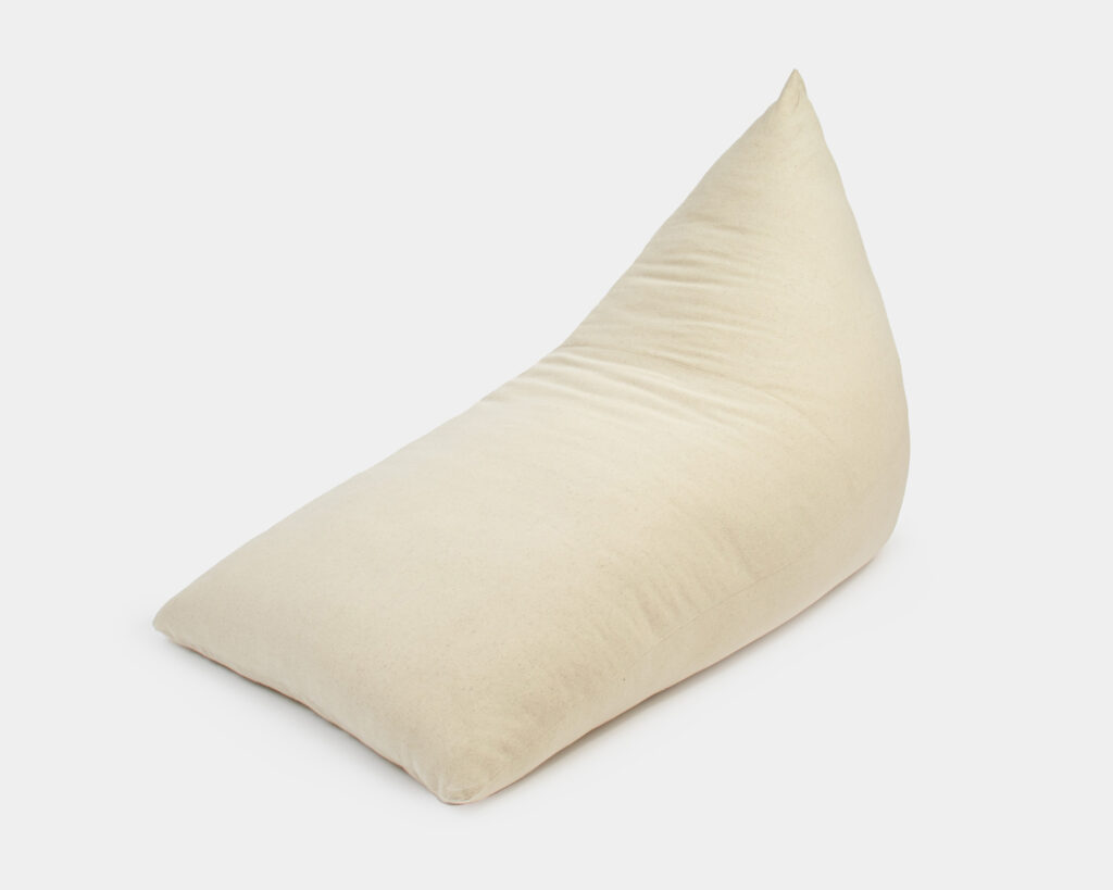 Sillón triangular tipo puf con funda de lana