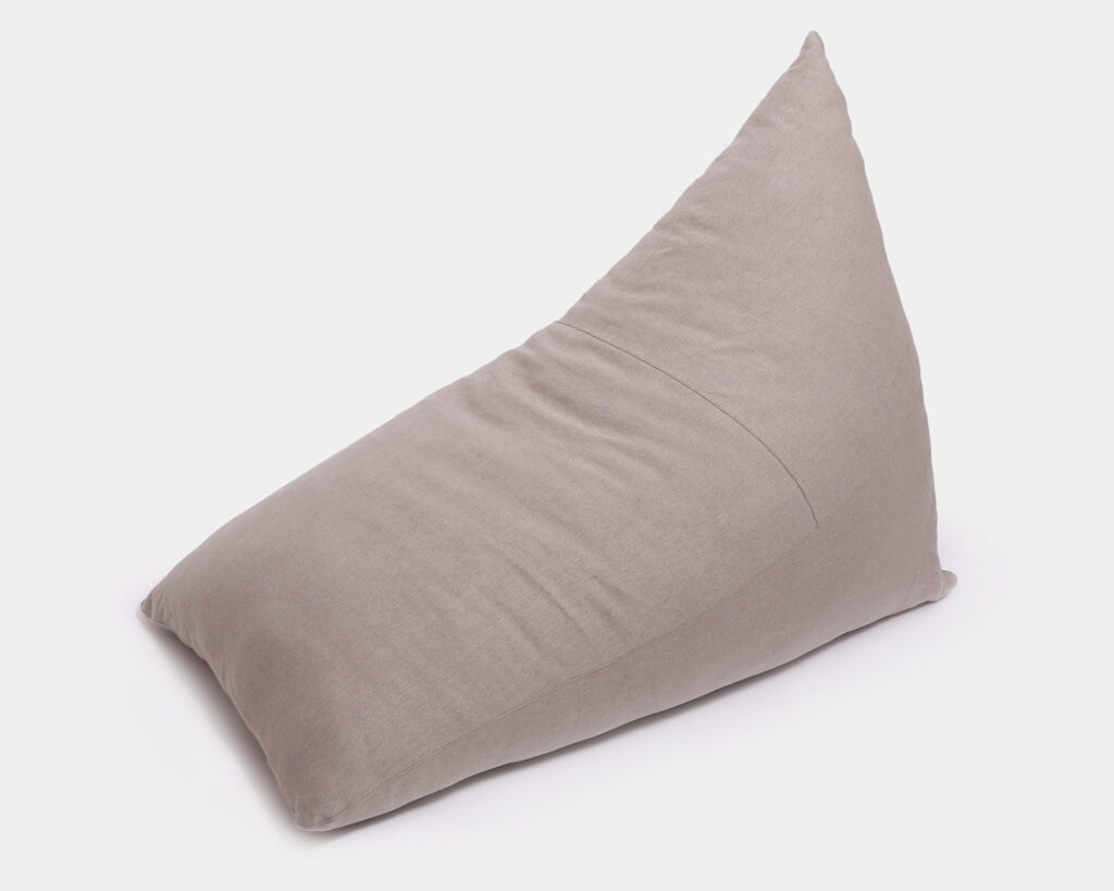 Sillón triangular de lana con funda de lino