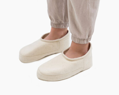 pantofole di lana alla caviglia vista da un'angolazione