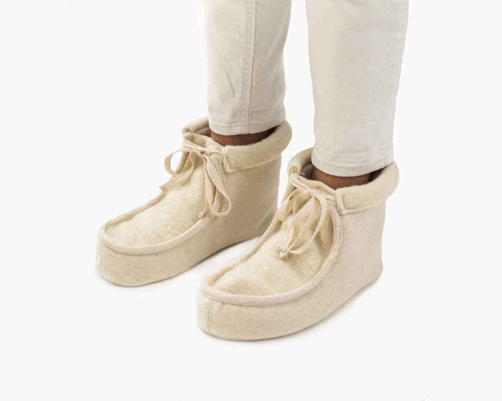 Wollstiefel-Hausschuhe, Profil im Winkel betrachtet