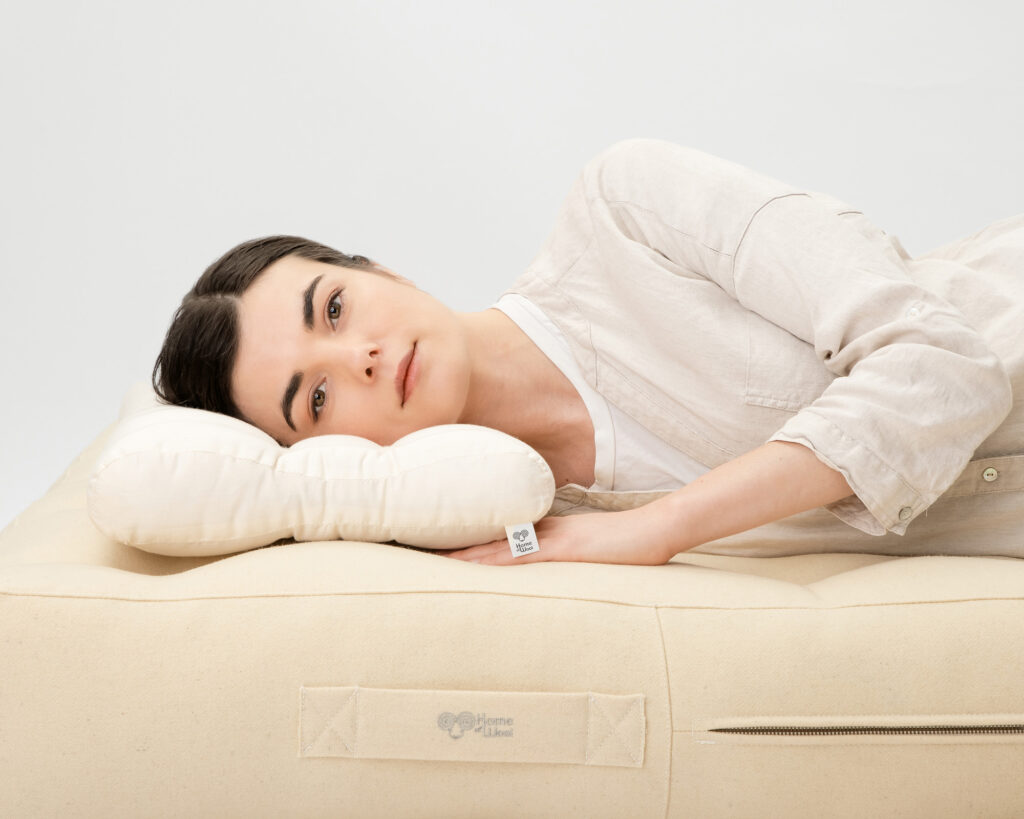 ergonominen villatyyny, jonka päällä nukkuva henkilö nukkuu, villapatjan päällä