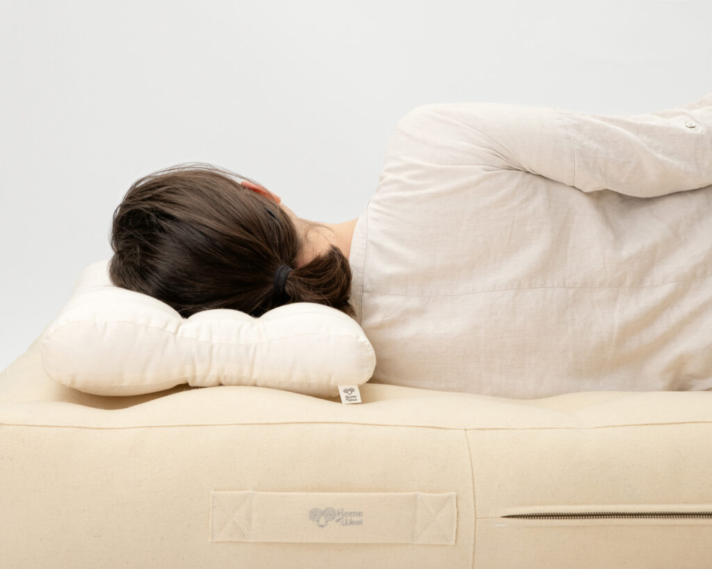 ergonominen villatyyny, jonka päällä nukkuva henkilö nukkuu, villapatjan päällä