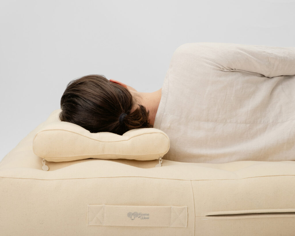 ergonominen villatyyny, jonka päällä nukkuva henkilö nukkuu, villapatjan päällä