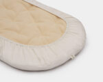 Matelas pour berceau Halo avec drap en soie ajusté vu depuis le dessous