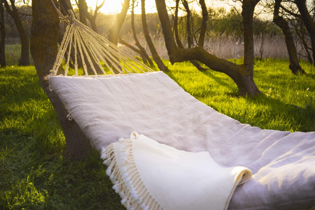 Cojín de lana para hamaca con funda extraíble y manta de lana.