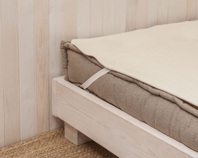 Matratzenschoner aus Wolle auf einer Wollmatratze