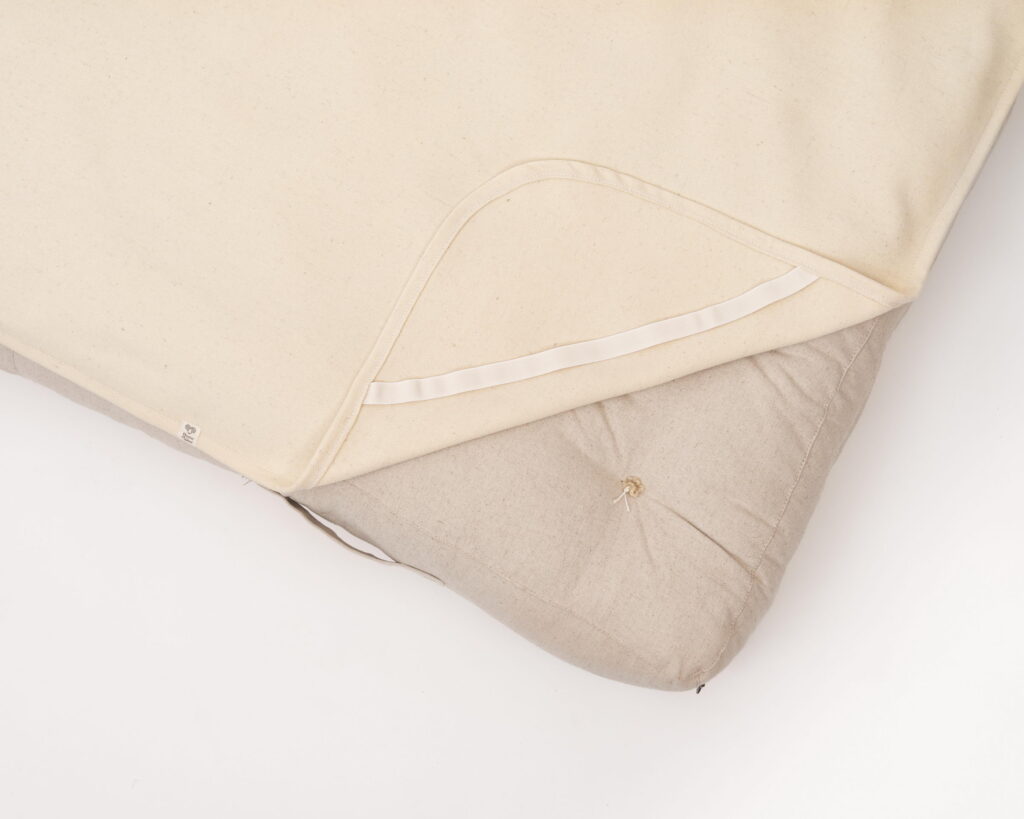 uldmadrasbeskytter oven på en uldmadras