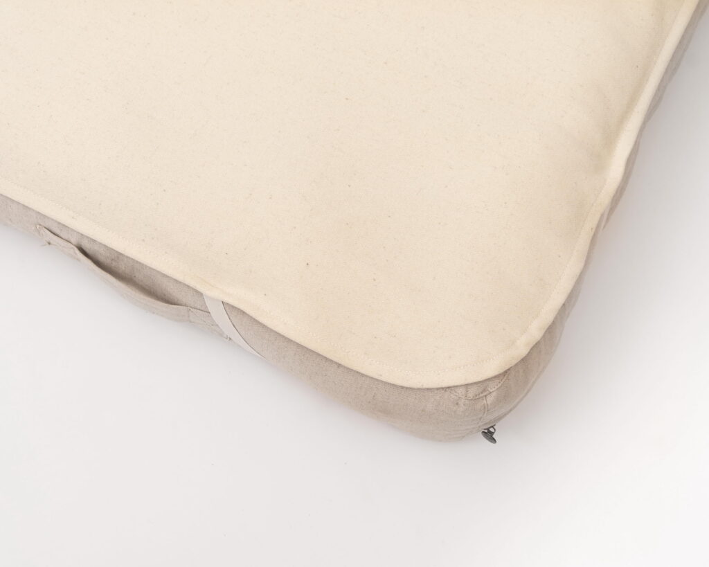 uldmadrasbeskytter, der dækker en uldmadras fuldstændigt