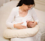 äiti ja vauva käyttävät villatyynyä kotona