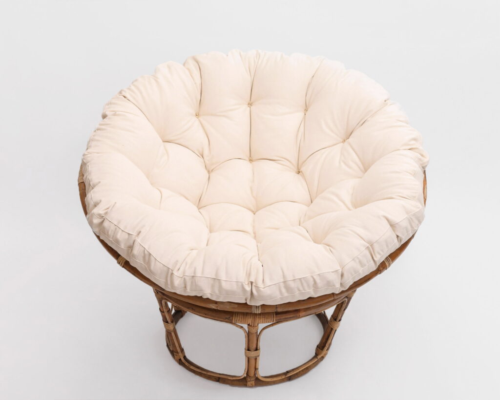 Papasandyna i ull på en stol