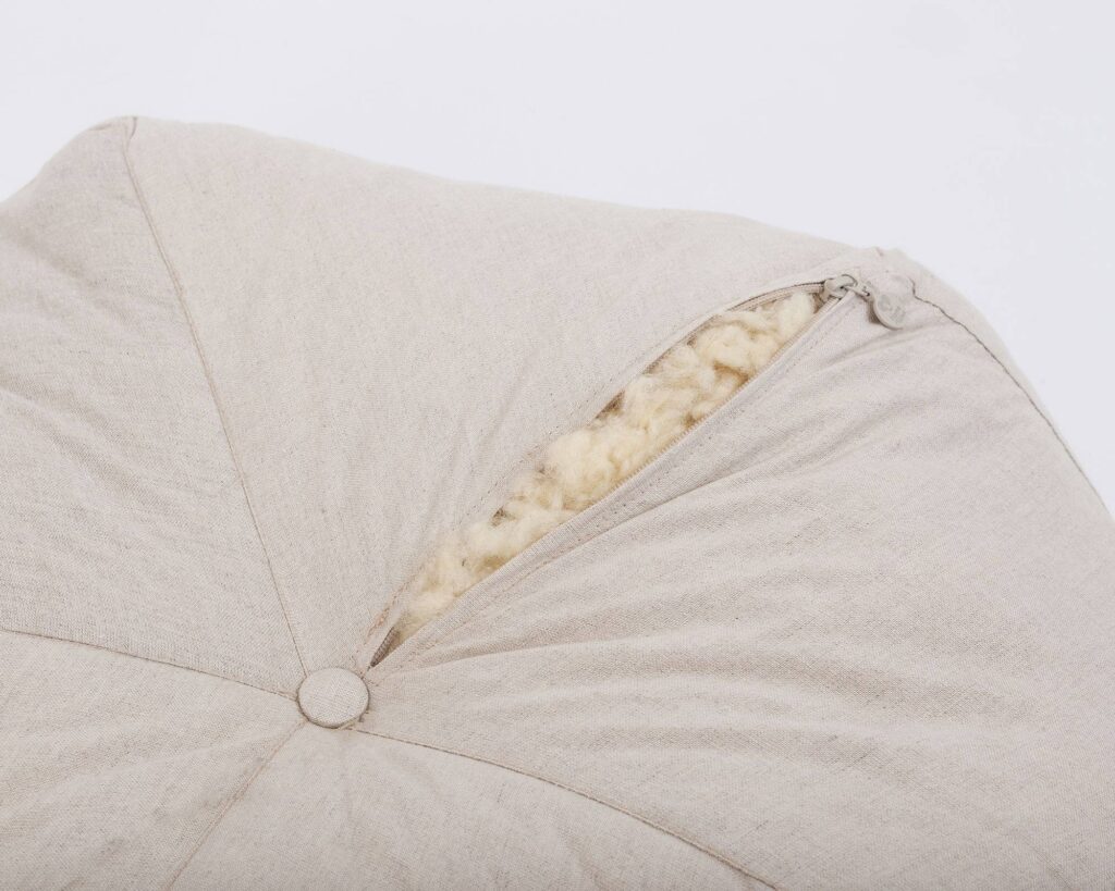 ullpentagonal puff nærbilde som viser ullfylling