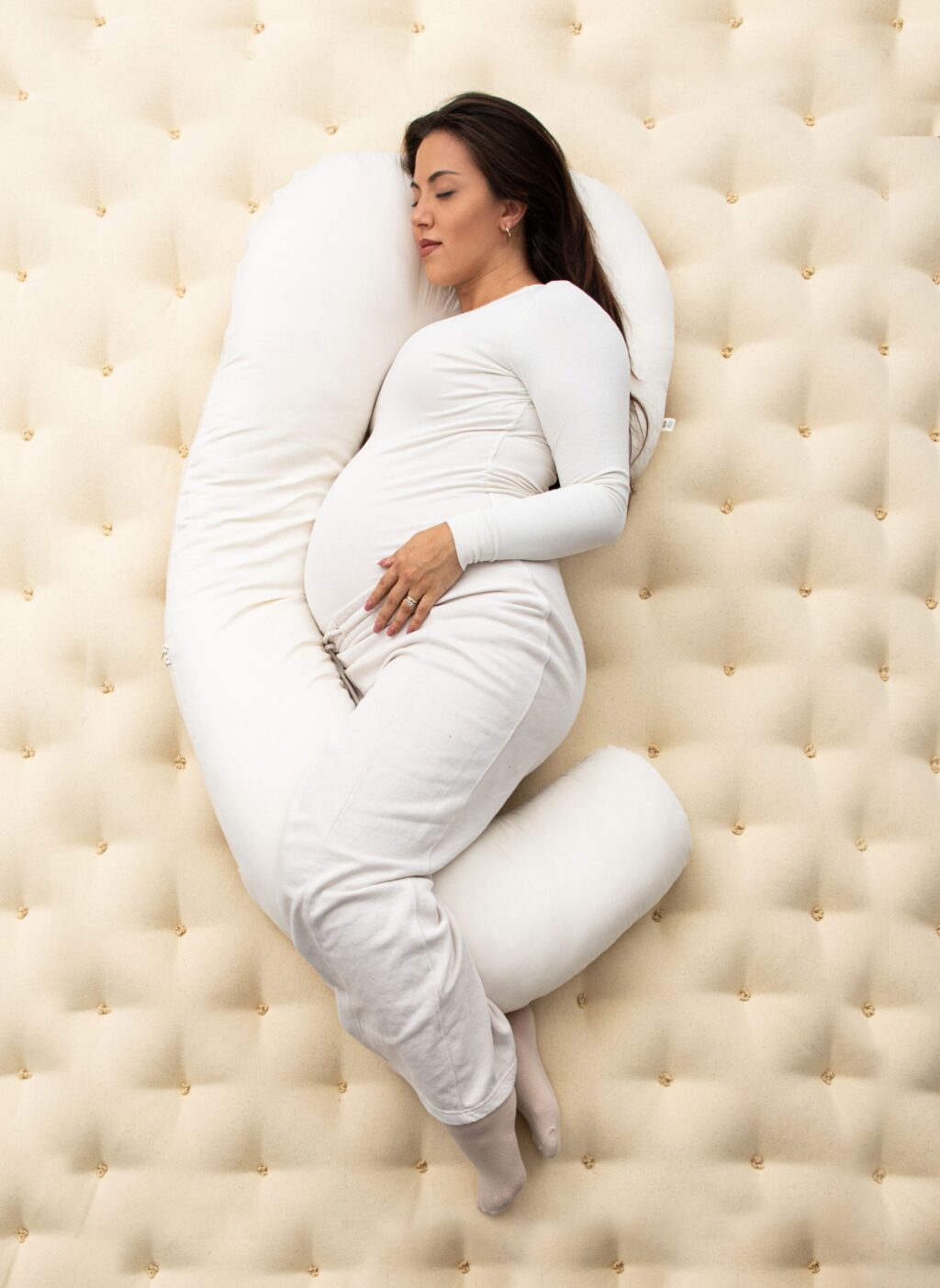 almohada de lana para embarazadas sobre un colchón de lana