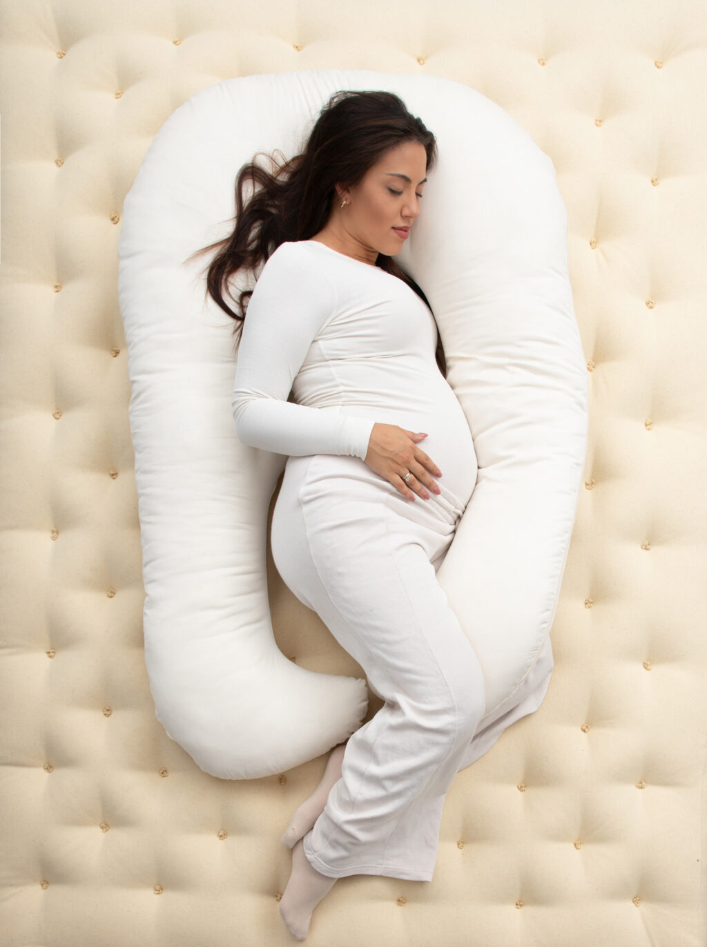 zwangere vrouw met huis van wollen zwangerschapskussen u-vormig