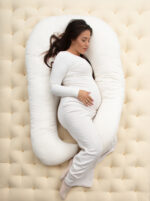 zwangere vrouw met huis van wollen zwangerschapskussen u-vormig