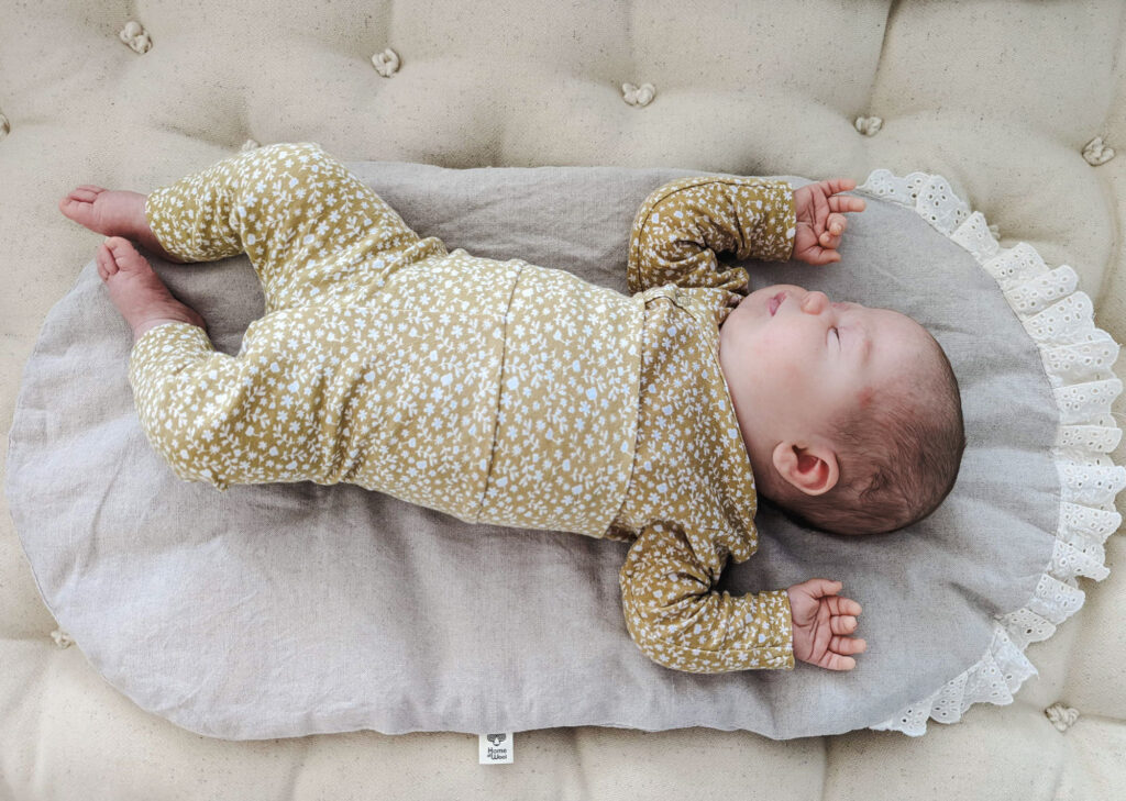 Topponcino de lana con un bebé encima