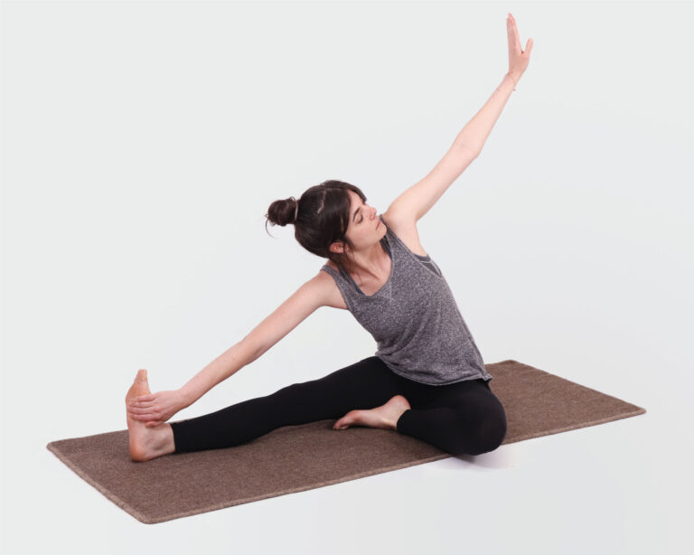 Wollen yogamat met een vrouw die zich erop uitrekt