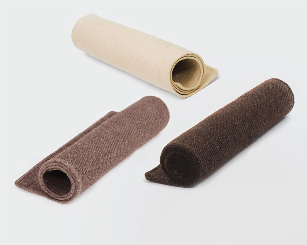 Woll-Yogamatten in verschiedenen Farben, aufgerollt