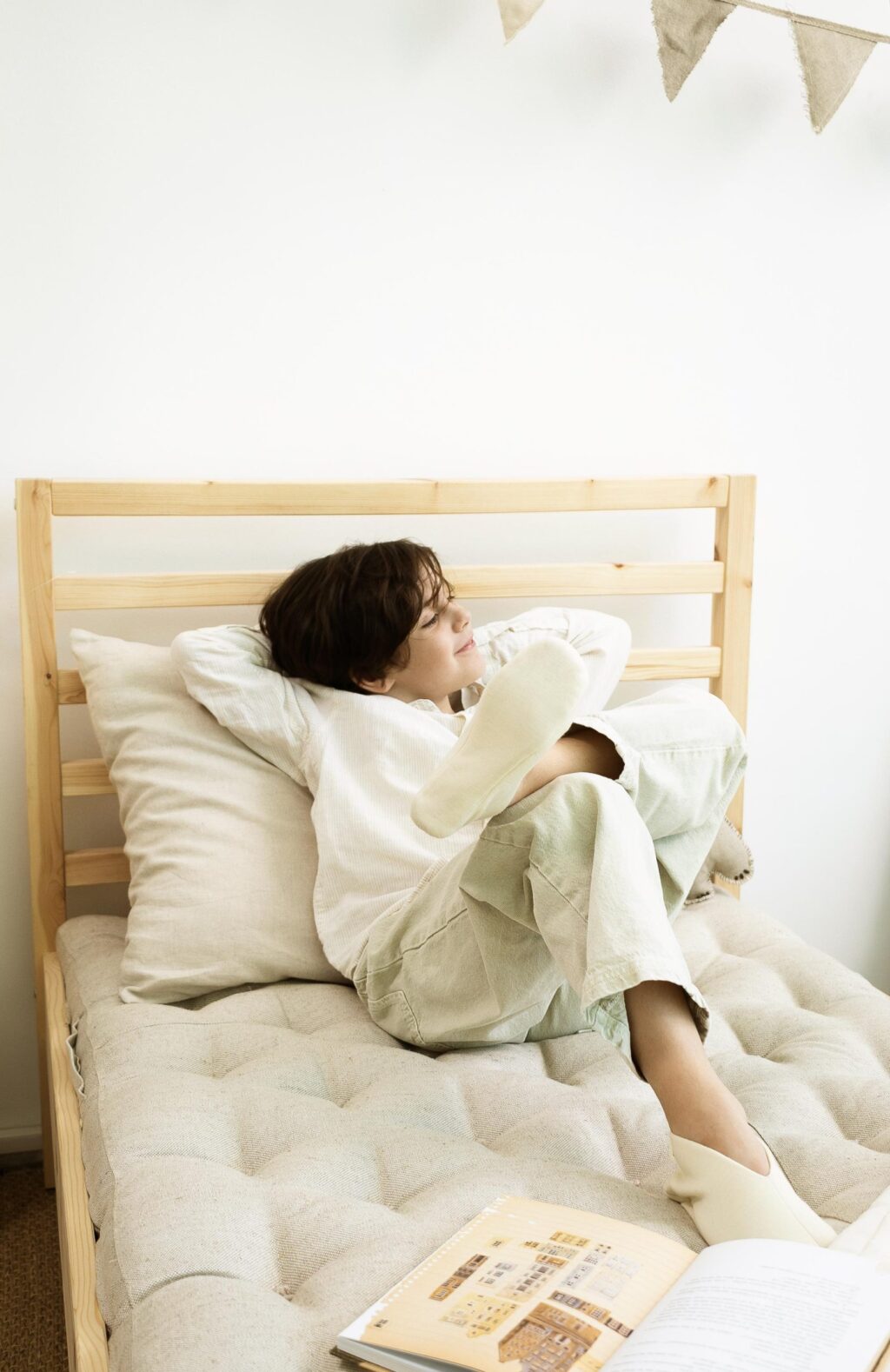 garçon couché sur un matelas en laine zéro déchet