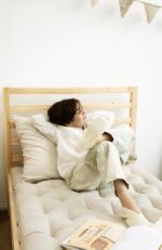 garçon couché sur un matelas en laine zéro déchet