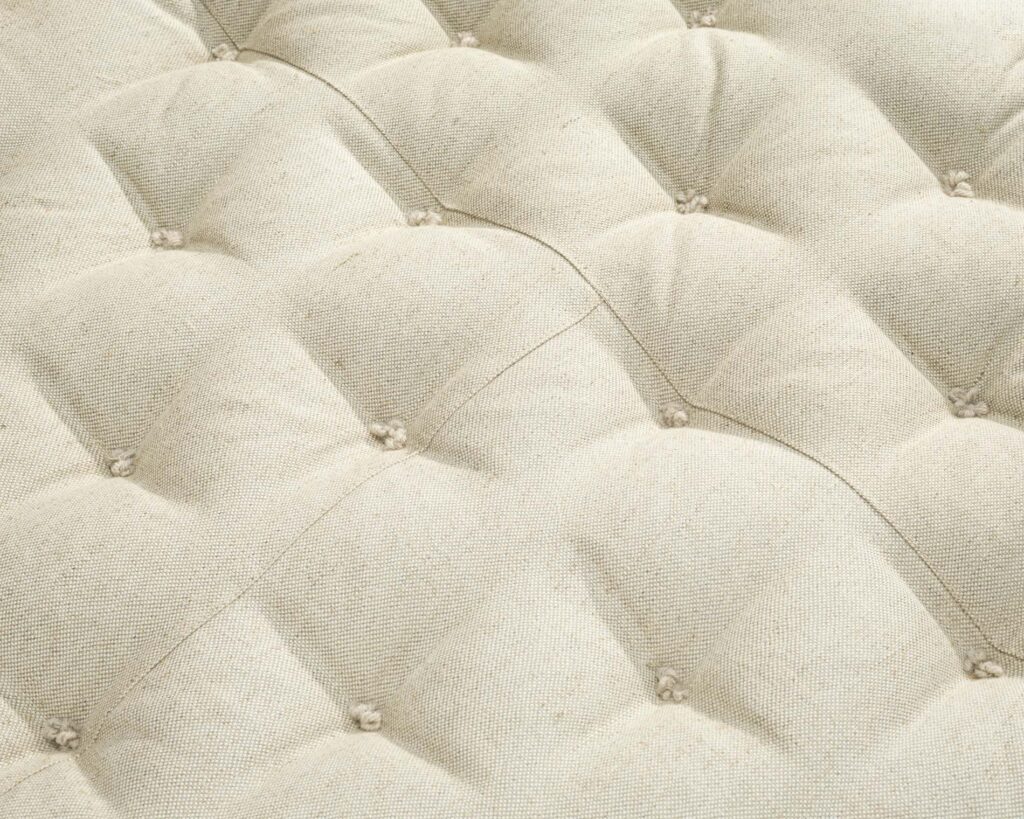 null avfall barn ullmadrass tufting nærbilde