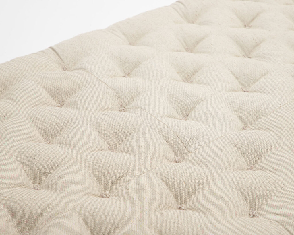 matelas en laine pour enfants zéro déchet, gros plan sur le capitonnage